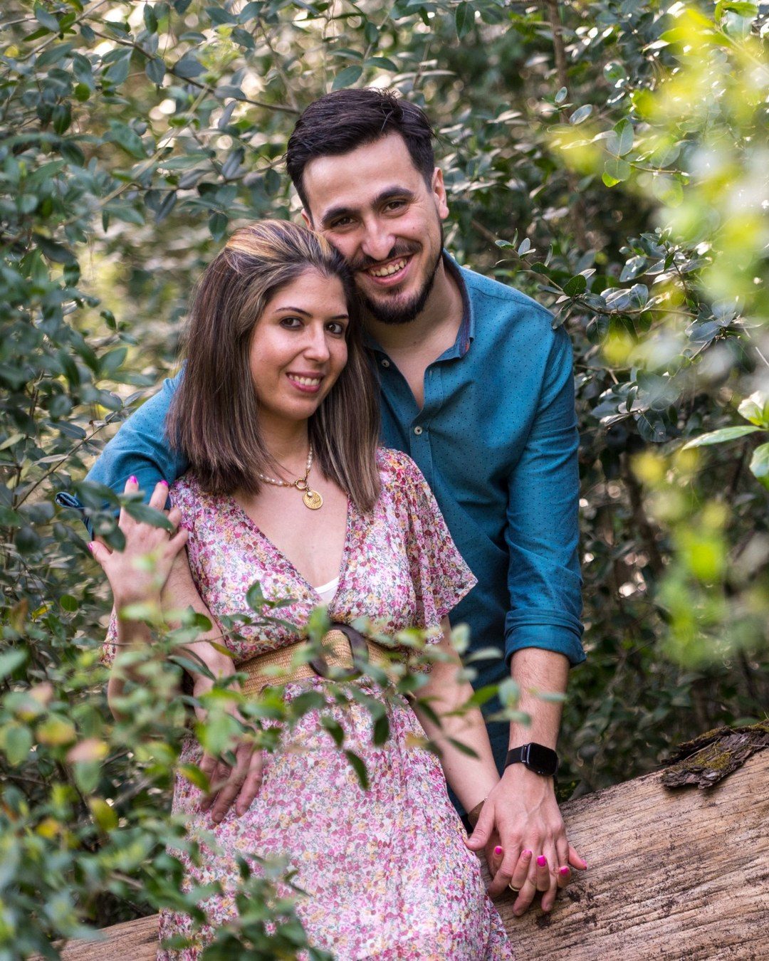 Cumplicidade do casal numa sessão de noivos